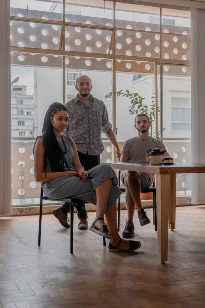 Equipe do Daó – Giulia, Guilherme e Giovani – em seu estúdio no centro de São Paulo. Foto: Glauber Sampaio/Creative Doc